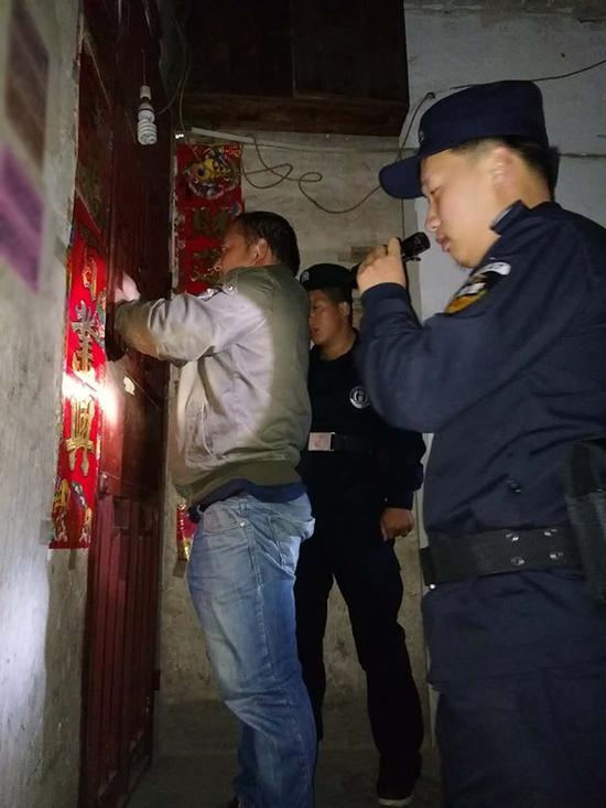 大山乡粗心妈妈误将幼女锁家中 民警全城寻开锁师傅开门